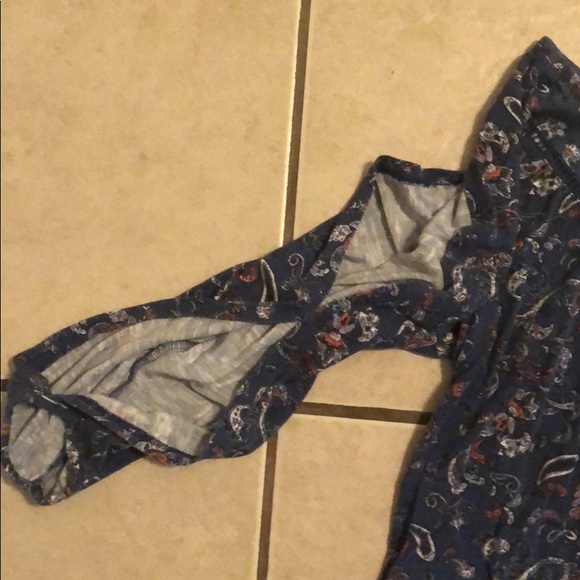 Cute tops with holes in sleeves and lace at bottom - Picture 3 of 3